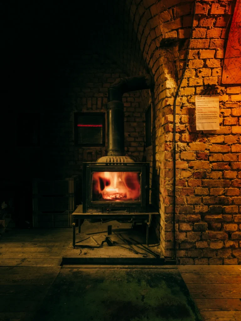 Kominek w sali Fortu Va