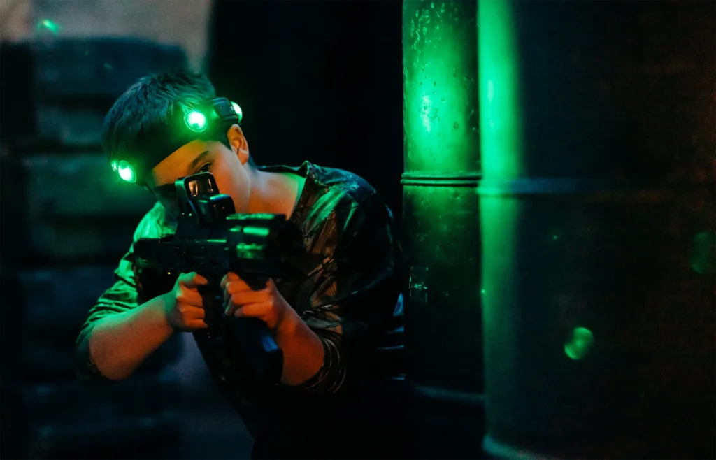 laser tag w Poznaniu -uczestnik gry laserowej