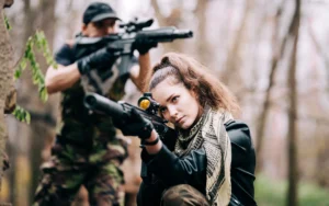 uczestnicy laserowego pintballa - impreza integracyjna w Poznaniu