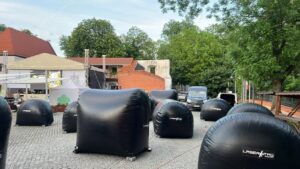 Mobilna arena laser tag z dmuchanymi przeszkodami Laser Tag Poznań na dziedzińcu Zamku Piastowskiego w Raciborzu, 2026