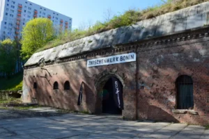 Wejście do Fortu Va w Poznaniu z napisem Zwischenwerk Bonin